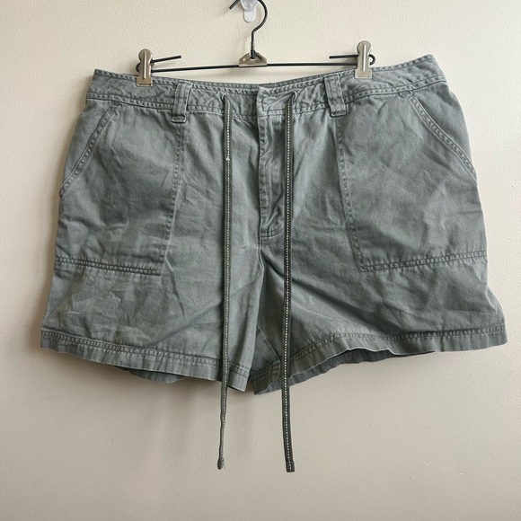Cherokee Women’s Y2K Green Shorts 18 - Picture 1 of 4